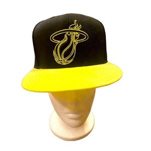 NBA Adidas~Mens Miami Heat Black/Gold SnapBack adjustable fit Size OS New!!